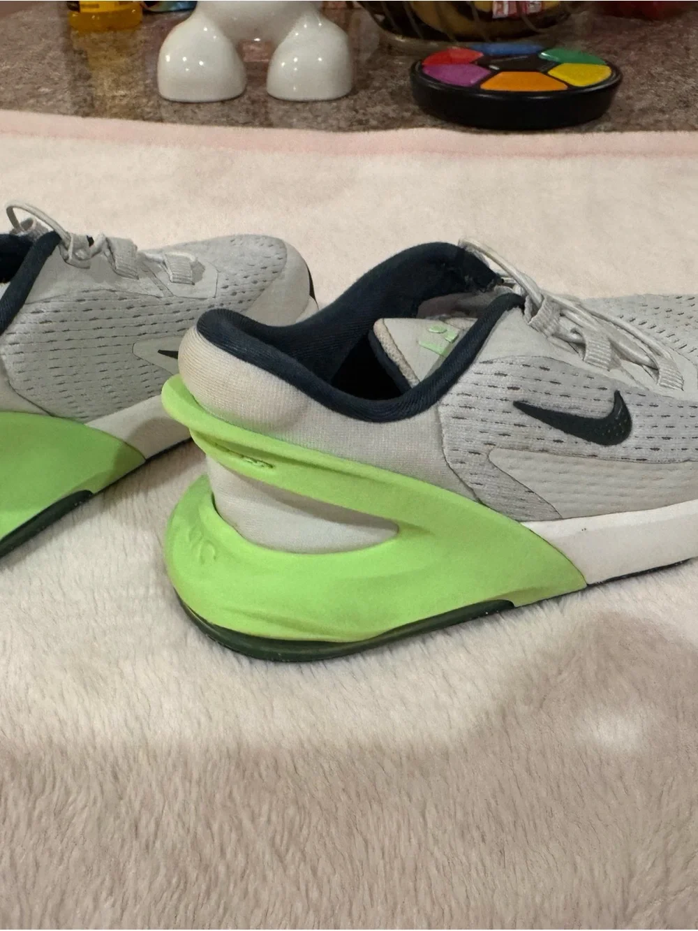 Nike Air Max 270 GO, easy on/off Kids Sneakers with Neon Green Heel Accent